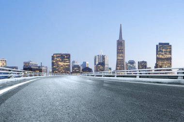 alacakaranlıkta modern şehir ile boş yol