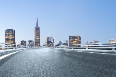 alacakaranlıkta modern şehir ile boş yol