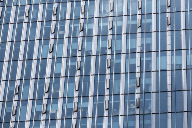 Modern binanın cam duvarı.