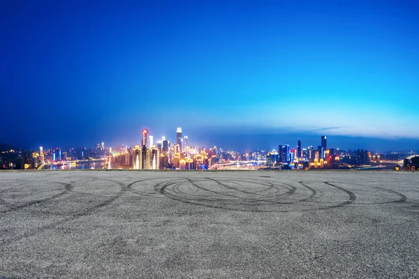 Estrada vazia com cidade moderna — Fotografia de Stock