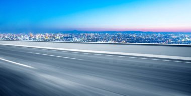 Cityscape ile boş yol 