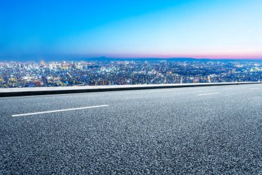 Cityscape ile boş yol 