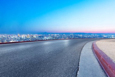 Cityscape ile boş yol 