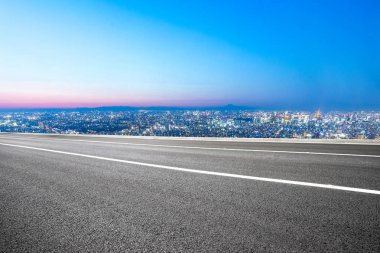 Cityscape ile boş yol 
