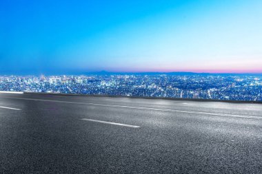 Cityscape ile boş yol 