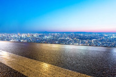 Cityscape ile boş yol 