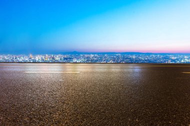 Cityscape ile boş yol 