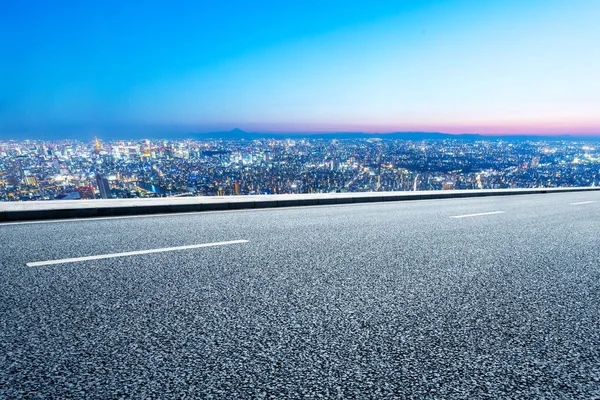 Cityscape ile boş yol 