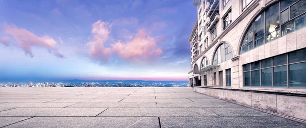 Порожня підлога з міським пейзажем сучасного міста — стокове фото