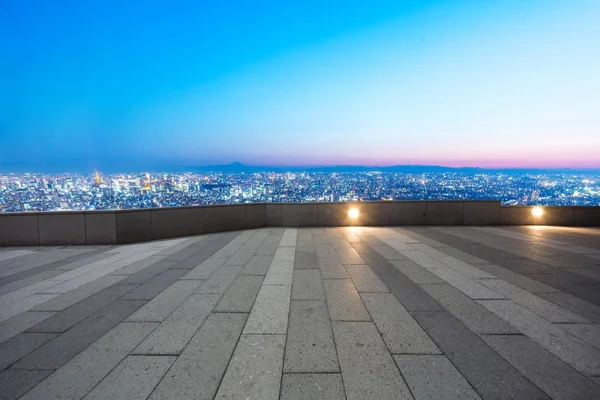 Piano vuoto con paesaggio urbano della città moderna — Foto Stock