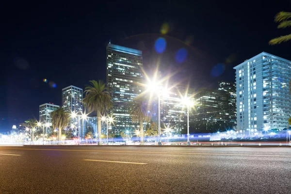 Verkeer op de weg in de moderne stad bij nacht — Stockfoto