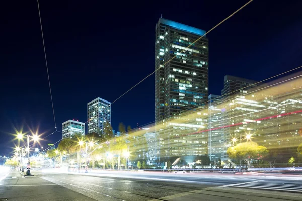 Provoz na silnici v moderní město v noci — Stock fotografie
