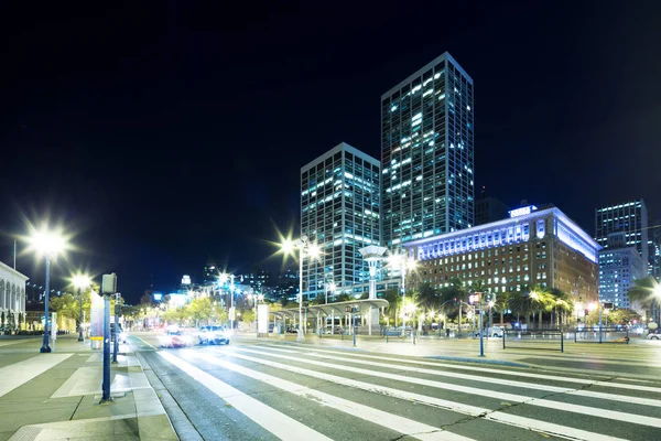 Trânsito na estrada na cidade moderna à noite — Fotografia de Stock
