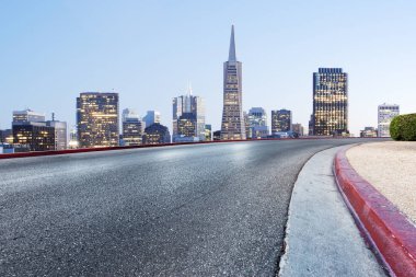 modern cityscape ile boş yol