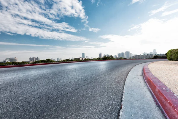 Strada vuota con paesaggio urbano — Foto Stock