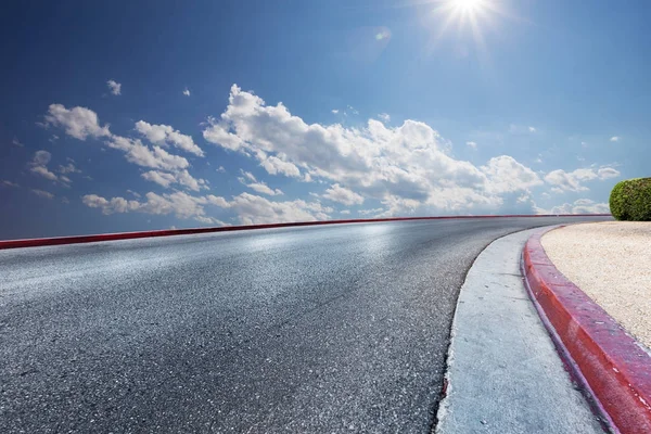 Route Vide Dans Ciel Bleu Ensoleillé — Photo