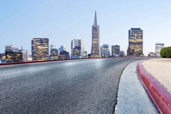 Leere Straße mit modernem Stadtbild — Stockfoto