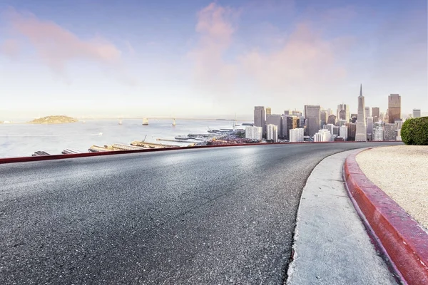 Empty road with modern cityscape — Stock Photo, Image