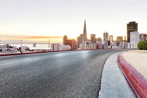 modern cityscape ile boş yol