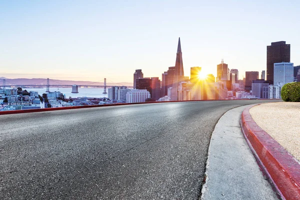 modern cityscape ile boş yol