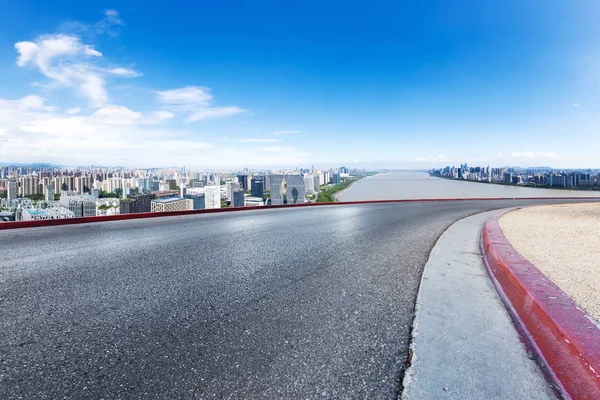 Strada vuota con paesaggio urbano — Foto Stock