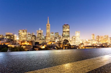 City modern binalar ile boş yol