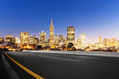 City modern binalar ile boş yol