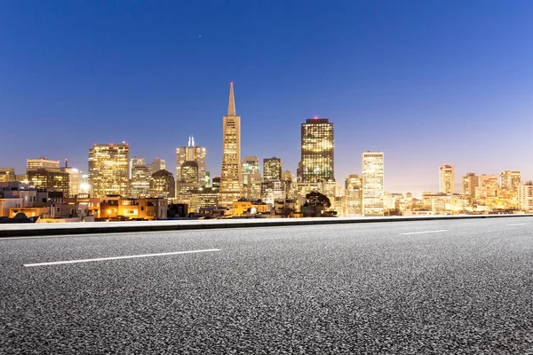 Empty road with modern buildings in city — Stock Photo, Image