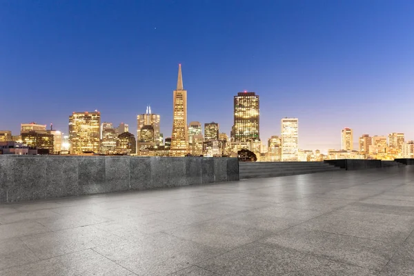 Piso vacío con edificios modernos en la ciudad moderna —  Fotos de Stock