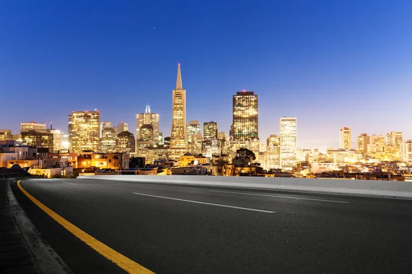 City modern binalar ile boş yol