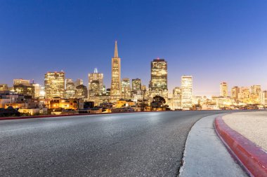 City modern binalar ile boş yol