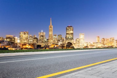 City modern binalar ile boş yol