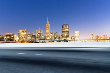 City modern binalar ile boş yol