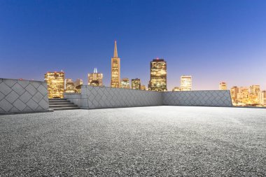 City modern binalar ile boş yol