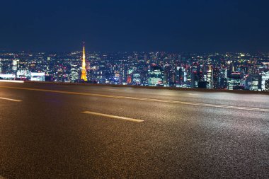 Tokyo cityscape gece ile boş yol
