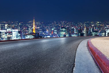 Tokyo cityscape gece ile boş yol
