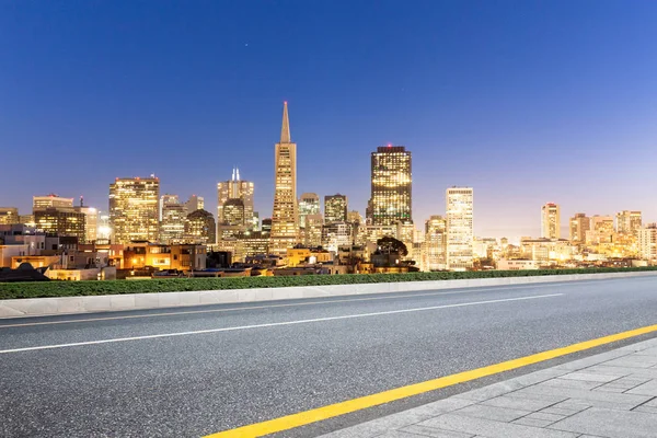 City modern binalar ile boş yol