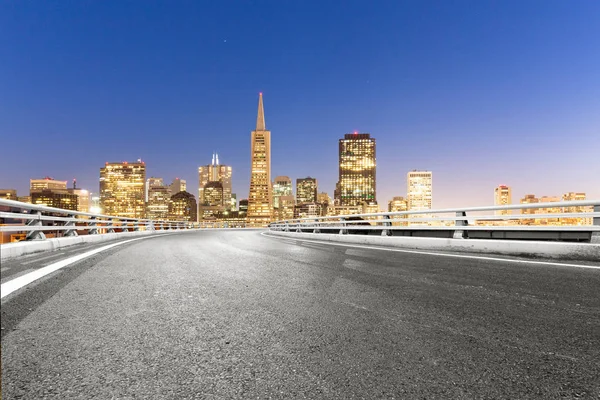 City modern binalar ile boş yol