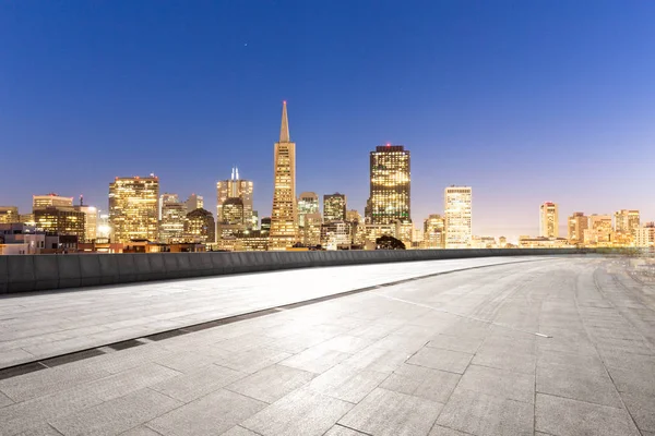 City modern binalar ile boş yol