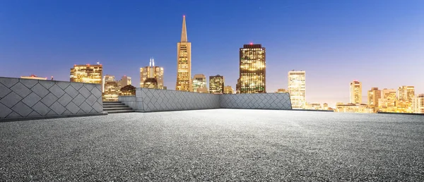 Camino vacío con edificios modernos en la ciudad — Foto de Stock