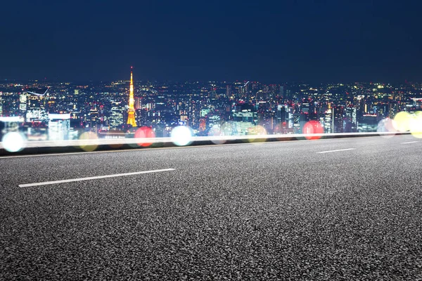 Tokyo cityscape gece ile boş yol
