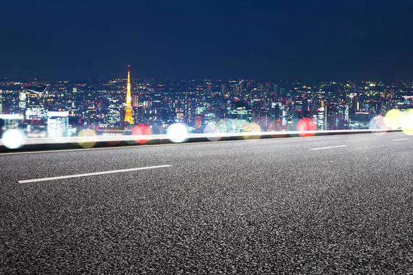 Empty road with cityscape of Tokyo at night — Stock Photo, Image