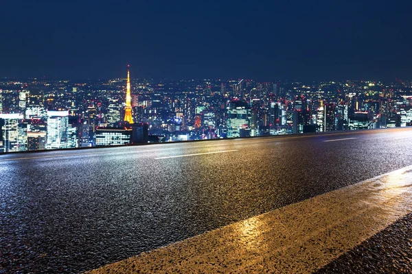 Tokyo cityscape gece ile boş yol — Stok fotoğraf