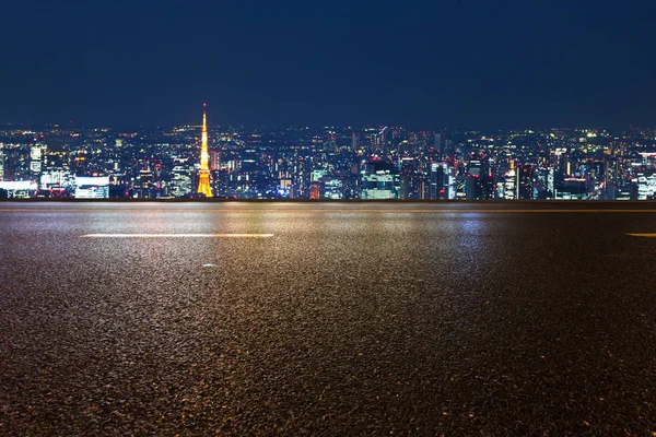 Tokyo cityscape gece ile boş yol