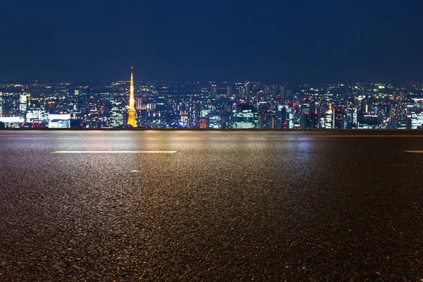 Пустая дорога с городским пейзажем Токио ночью — стоковое фото
