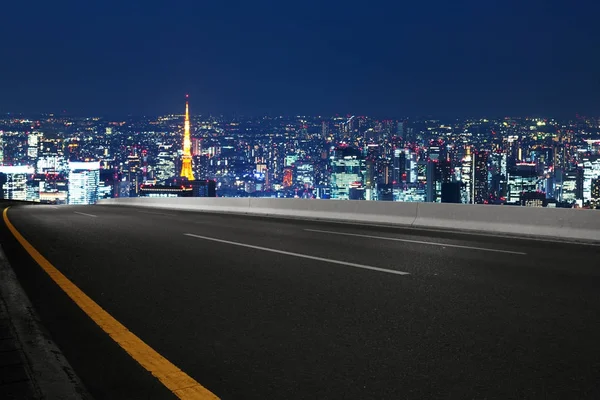 Tokyo cityscape gece ile boş yol — Stok fotoğraf