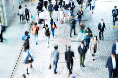 kalabalık insanlar gece Tokyo'da sokakta