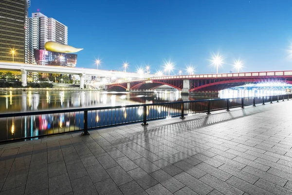 Pavimento vuoto con paesaggio urbano di Tokyo di notte — Foto Stock