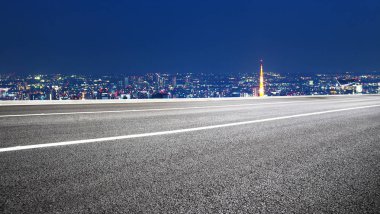 Tokyo cityscape gece ile boş yol