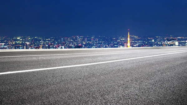 Tokyo cityscape gece ile boş yol